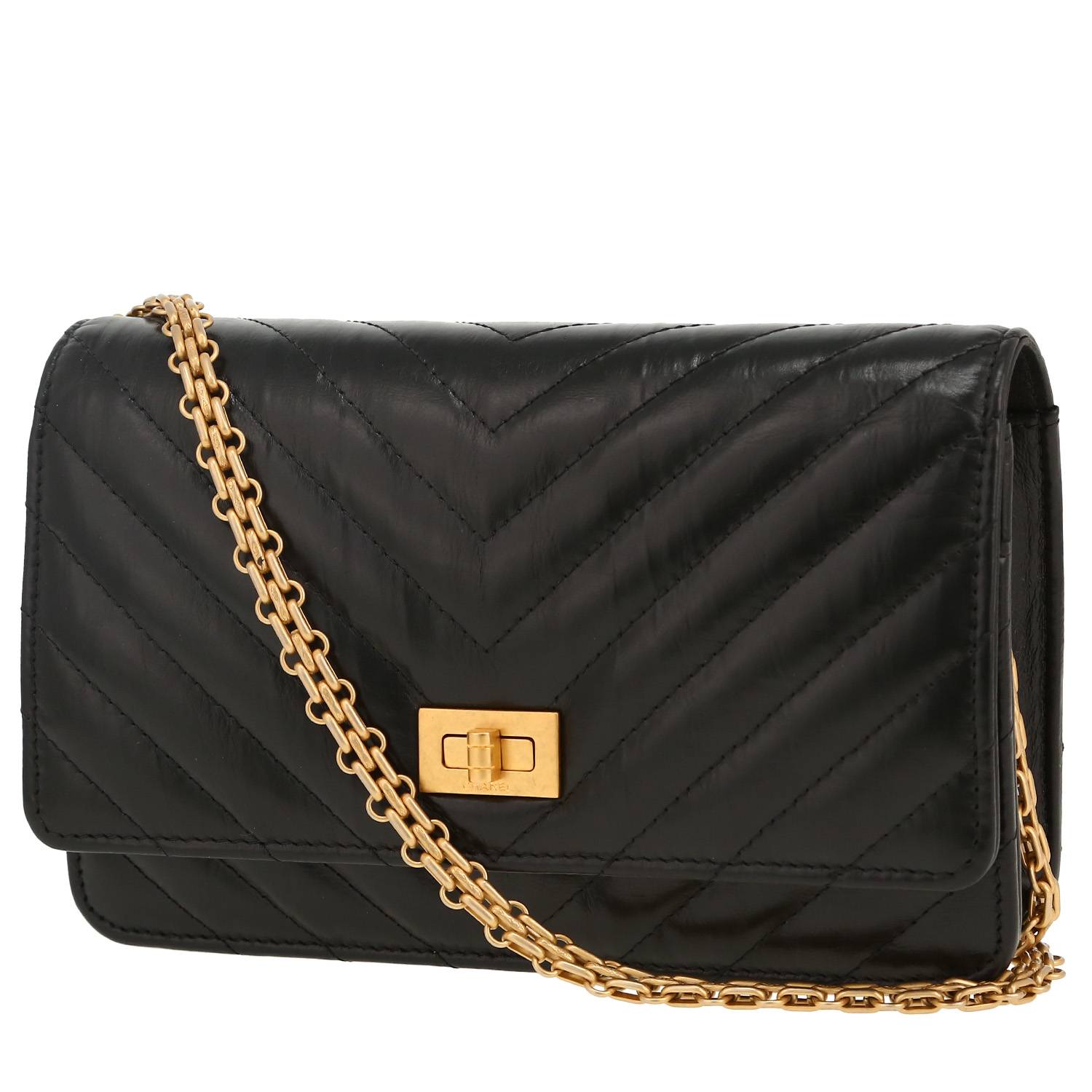 Sac bandoulière Chanel  Wallet on Chain en cuir matelassé chevrons noir