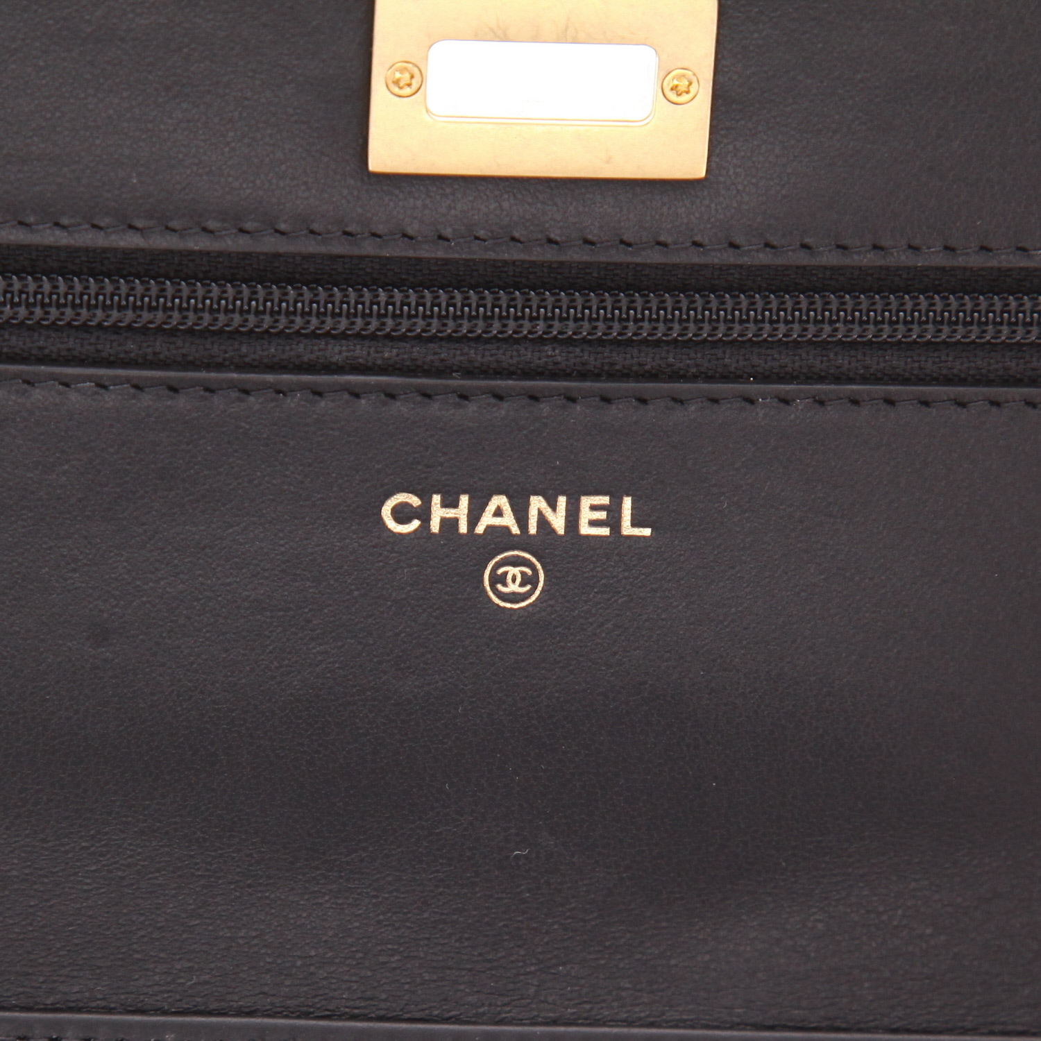 Chanel Wallet on Chain shoulder bag in black chevron quilted leather - Detail D2