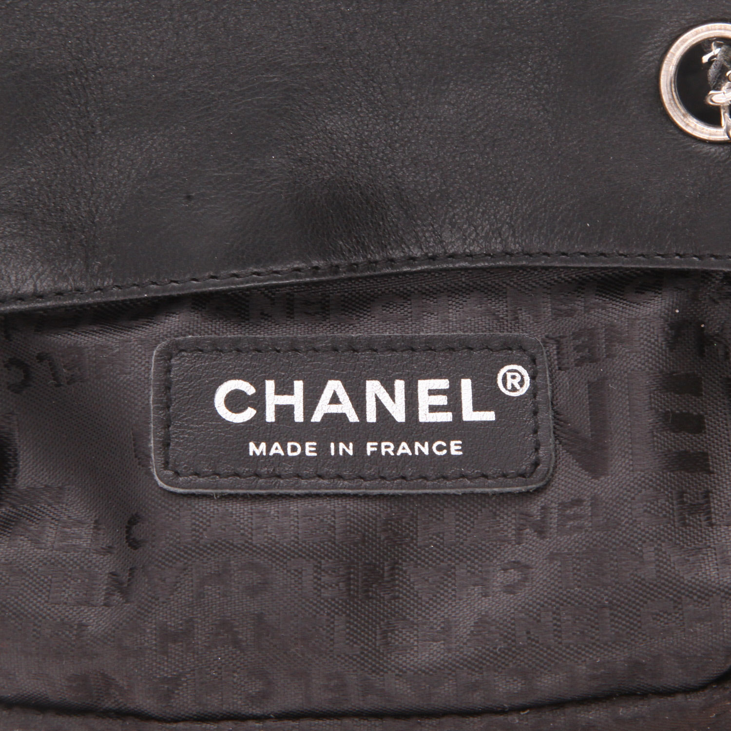 Bolso bandolera Chanel   mini  en satén negro - Detail D2