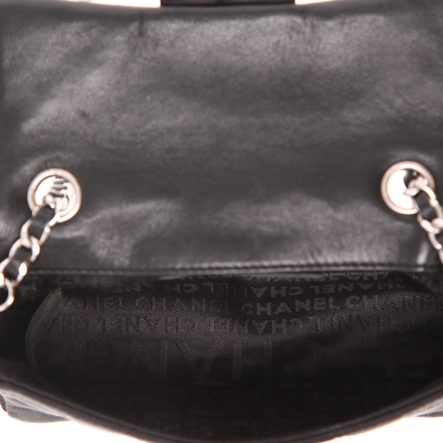 Bolso bandolera Chanel   mini  en satén negro - Detail D3