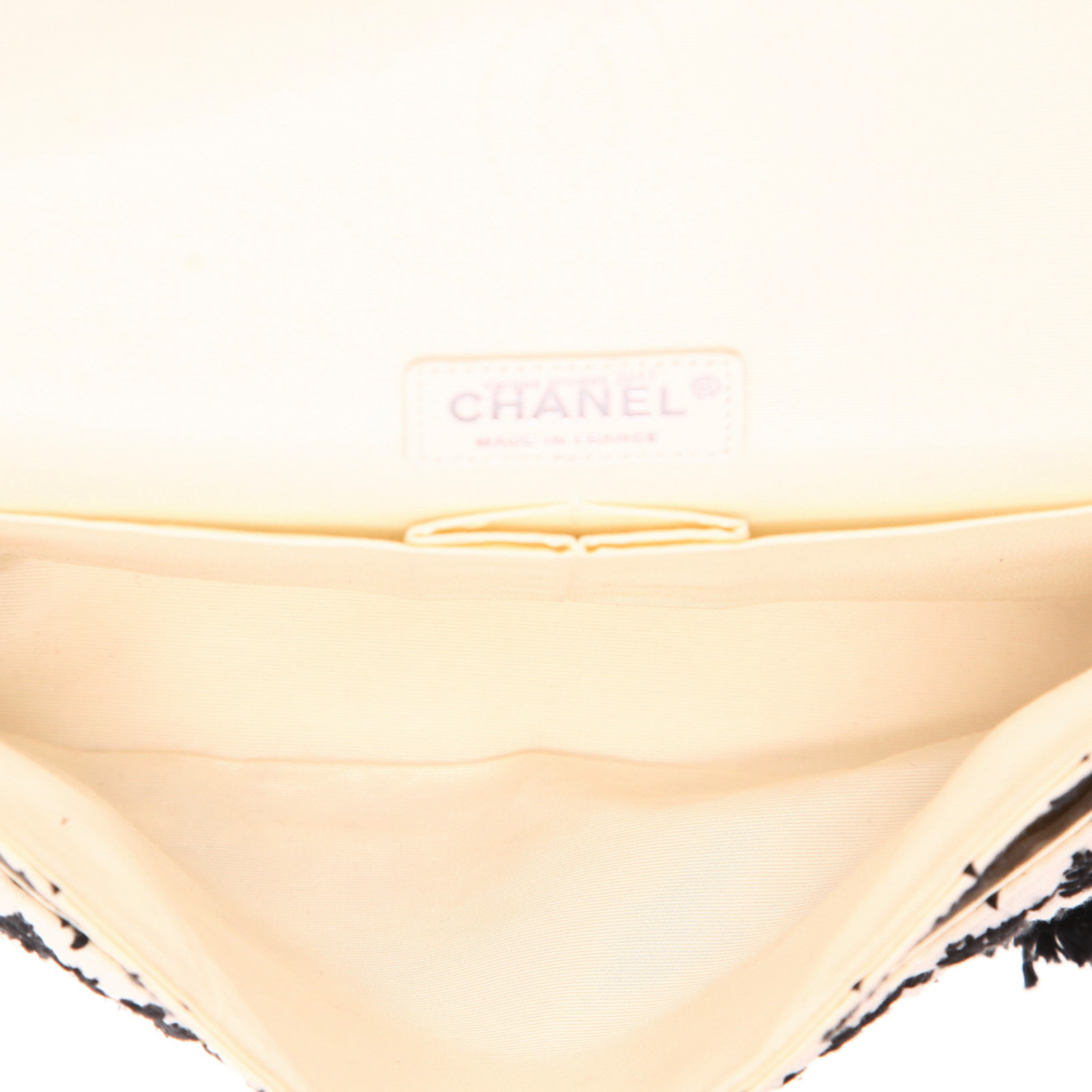 Chanel  Timeless Classic handbag  in black and white tweed - Detail D3
