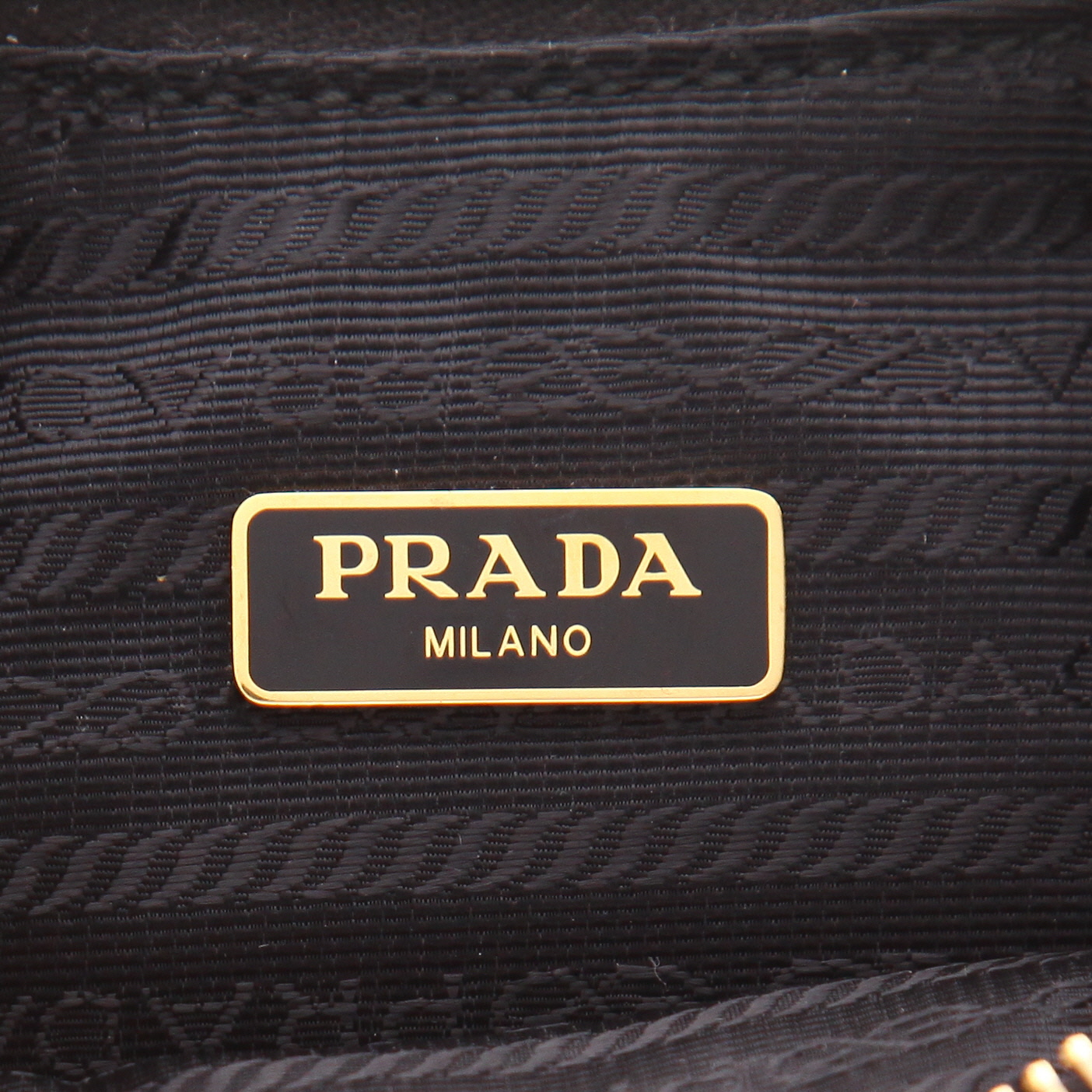 Sac bandoulière Prada  Re-Edition 2005 en cuir saffiano noir - Detail D2
