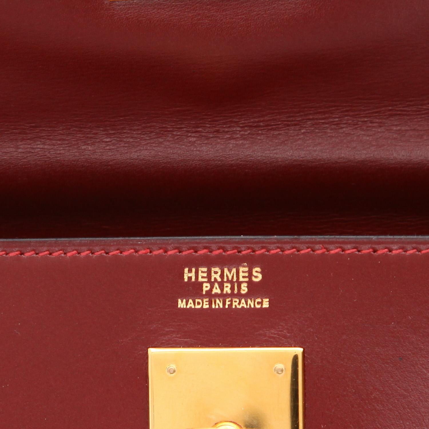 Hermès  Kelly 32 cm handbag  in burgundy box leather - Detail D2
