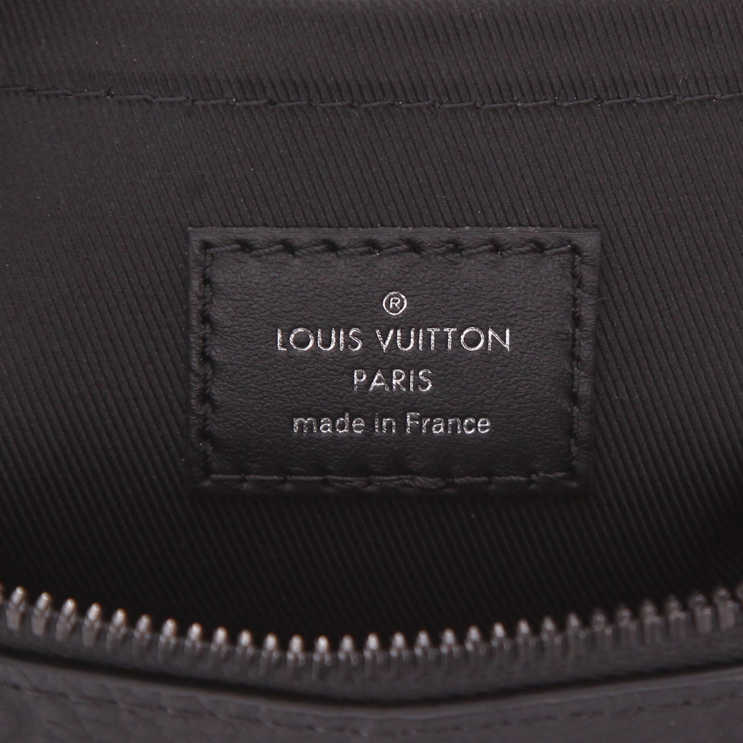 Sac bandoulière Louis Vuitton  Messenger en cuir monogram empreinte noir - Detail D2
