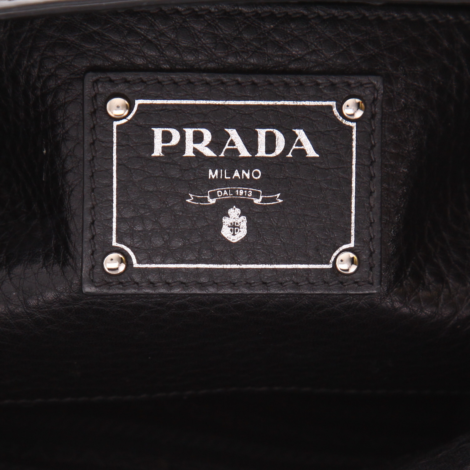 Prada  Vitello shoulder bag  in black grained leather - Detail D2