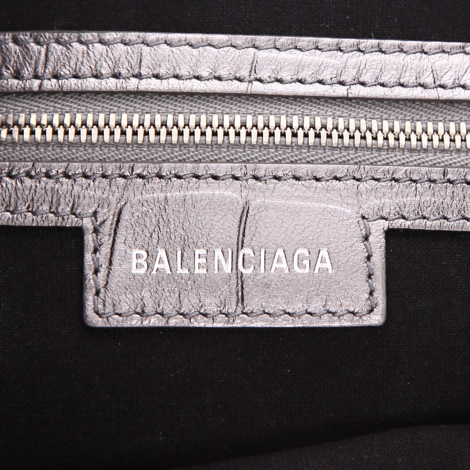 Bolso de mano Balenciaga  Cagole modelo grande  en cuero plateado - Detail D2