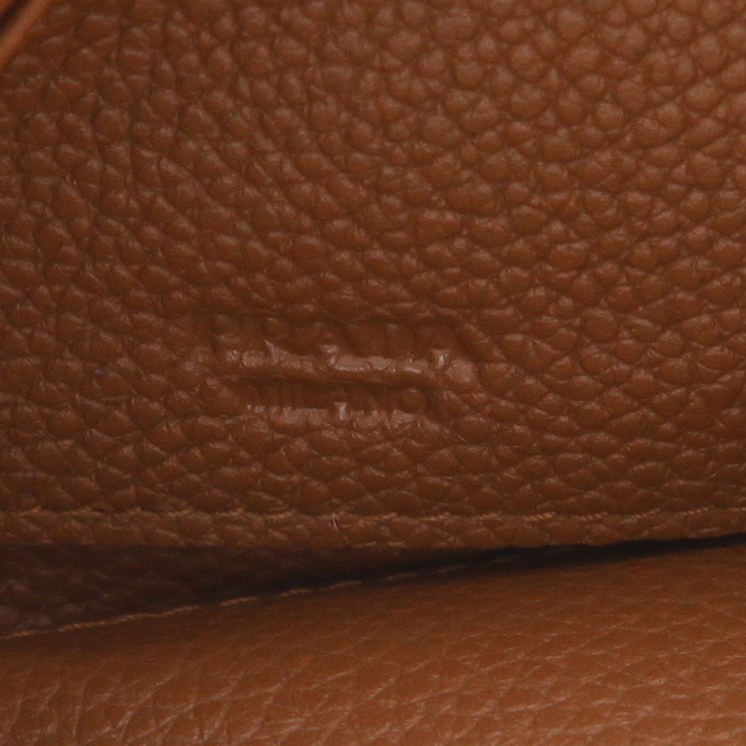 Bolso bandolera Prada   en cuero granulado marrón - Detail D2