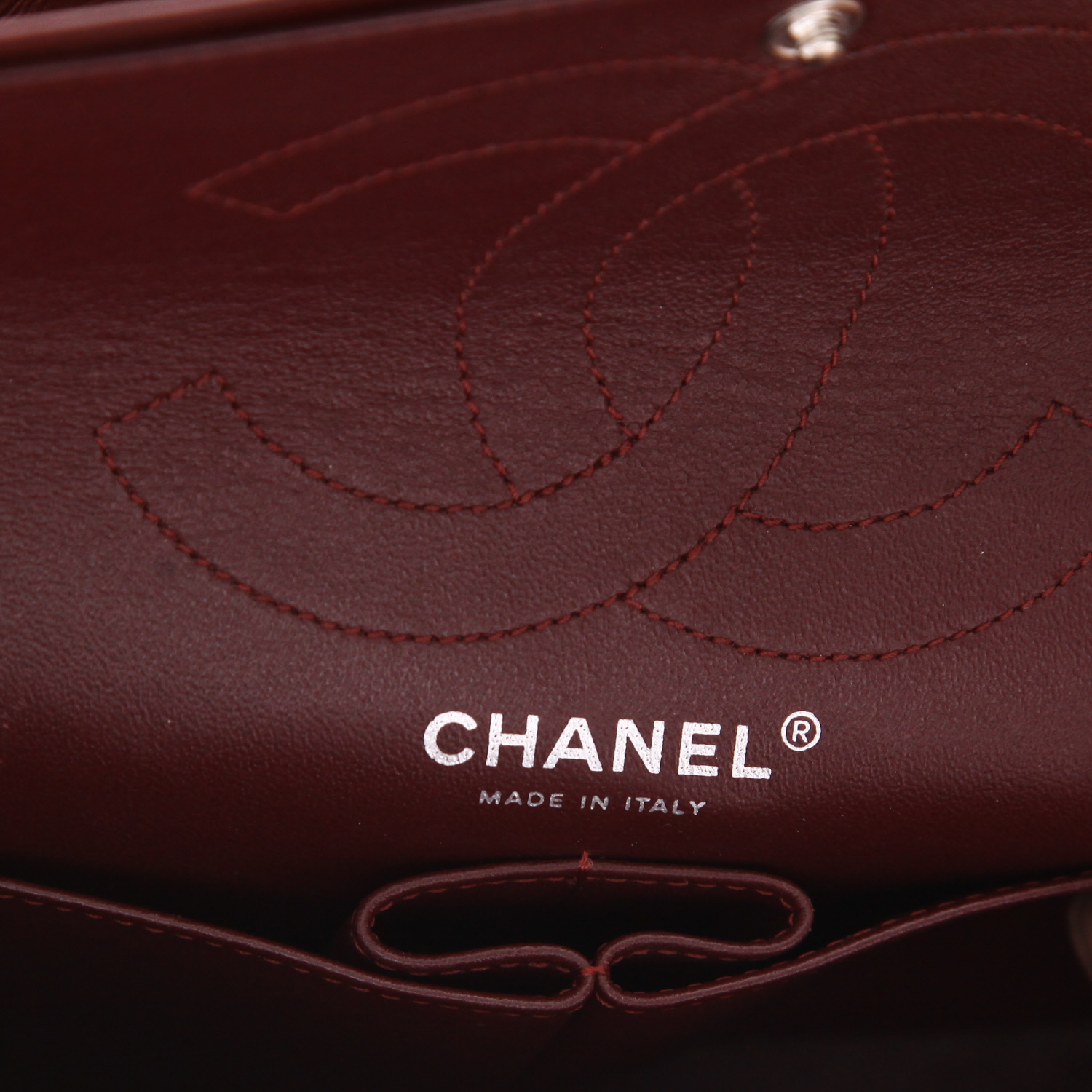 Sac bandoulière Chanel  2.55 en cuir matelassé bordeaux - Detail D2