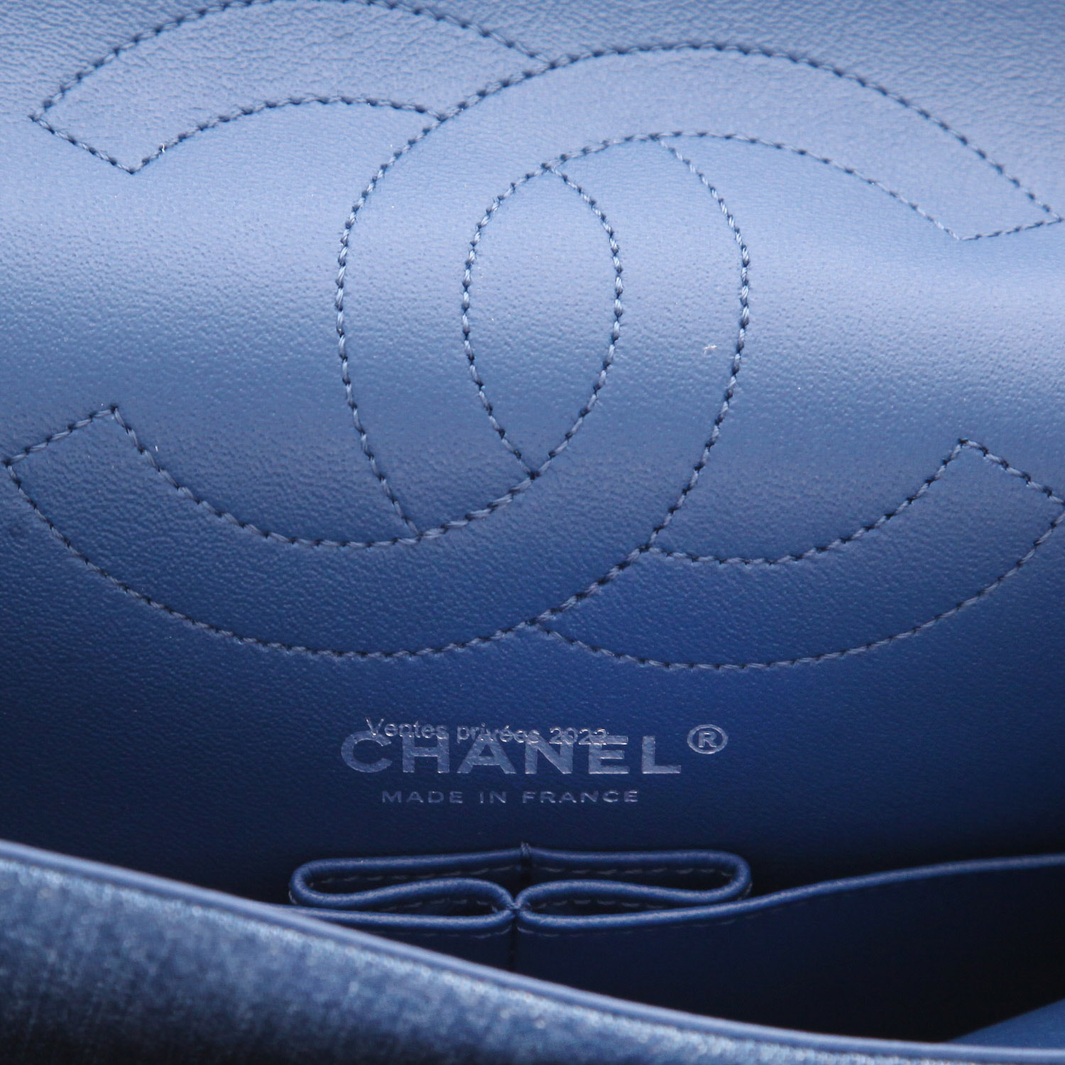 Chanel 2.55 shoulder bag  in blue denim canvas - Detail D2