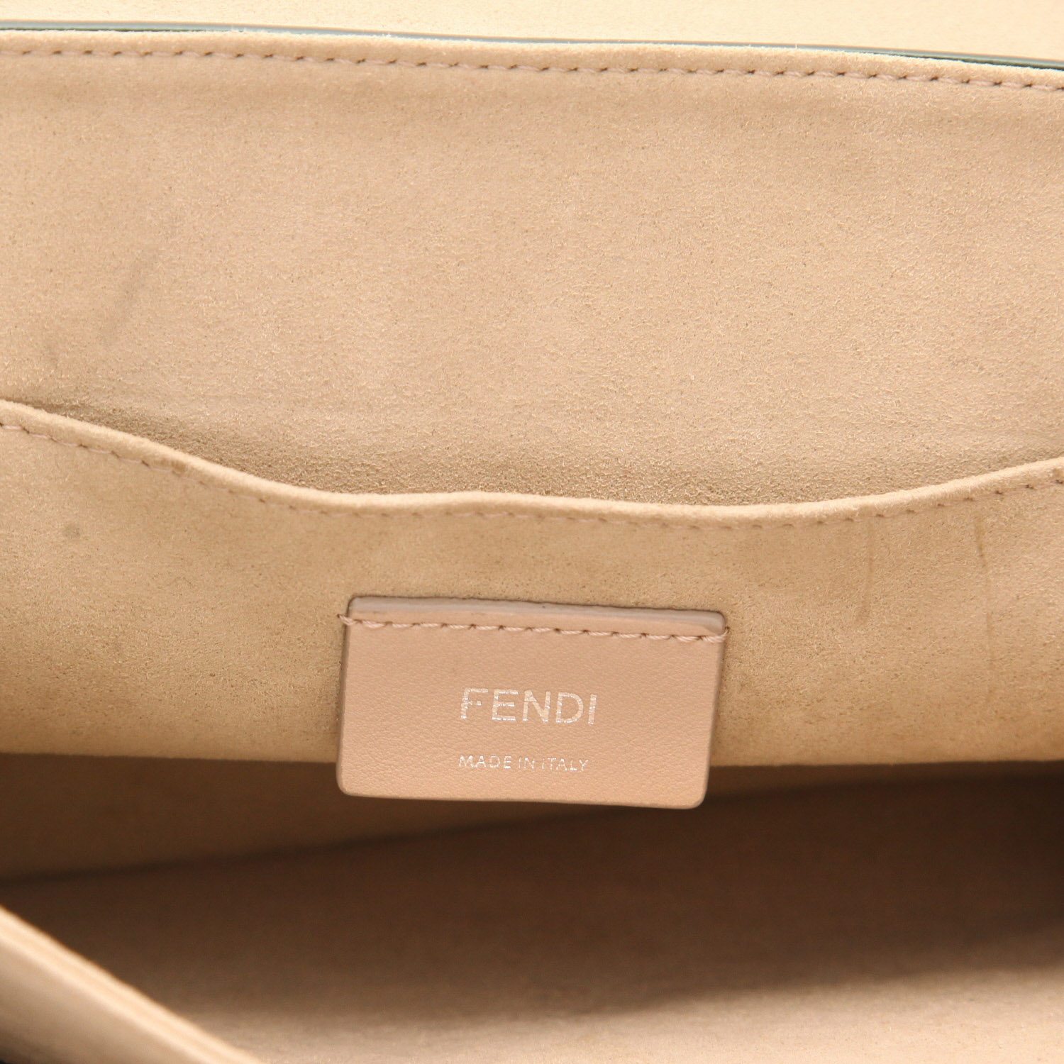 Bolso de mano Fendi  Kan I en cuero beige - Detail D2