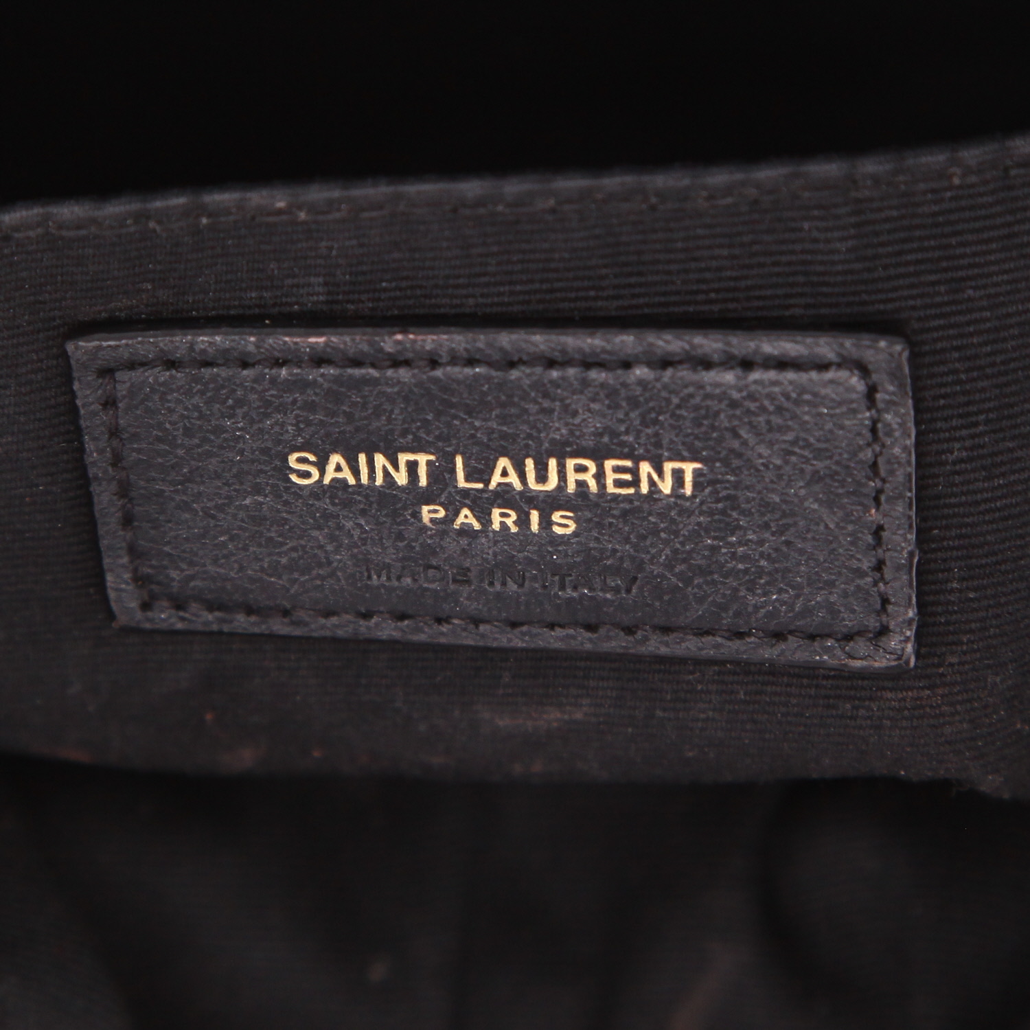 Saint Laurent Lou Sac Caméra shoulder bag in black quilted leather - Detail D2