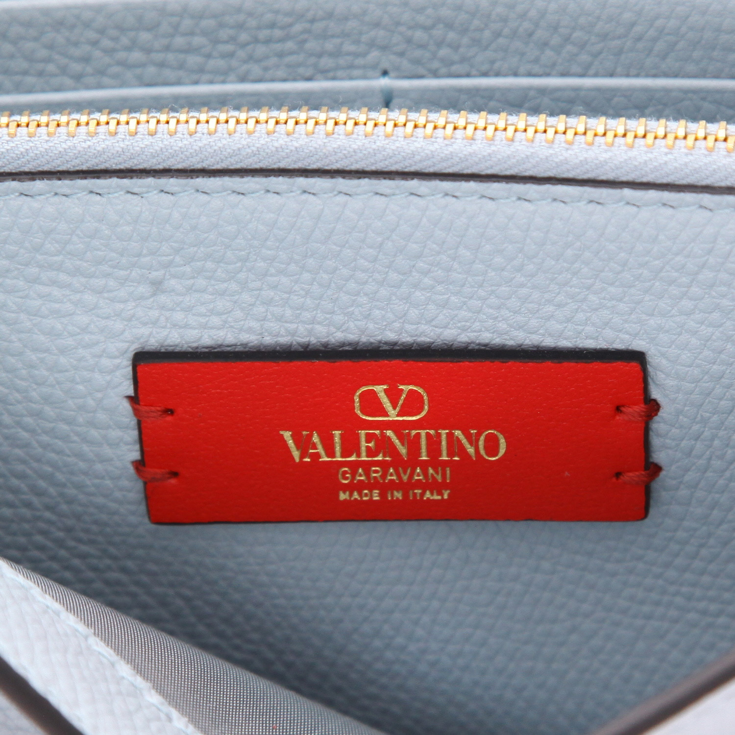 Valentino Garavani  Vlogo shoulder bag  in light blue grained leather - Detail D2