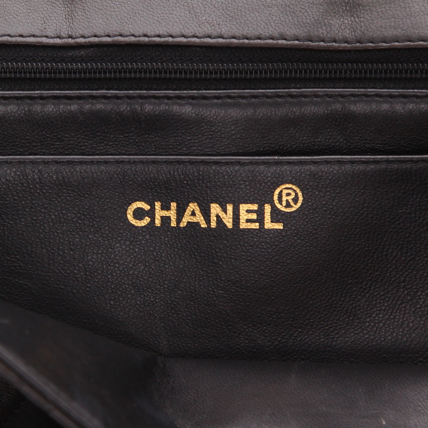 Chanel  Timeless Jumbo shoulder bag  in black quilted leather - Detail D2