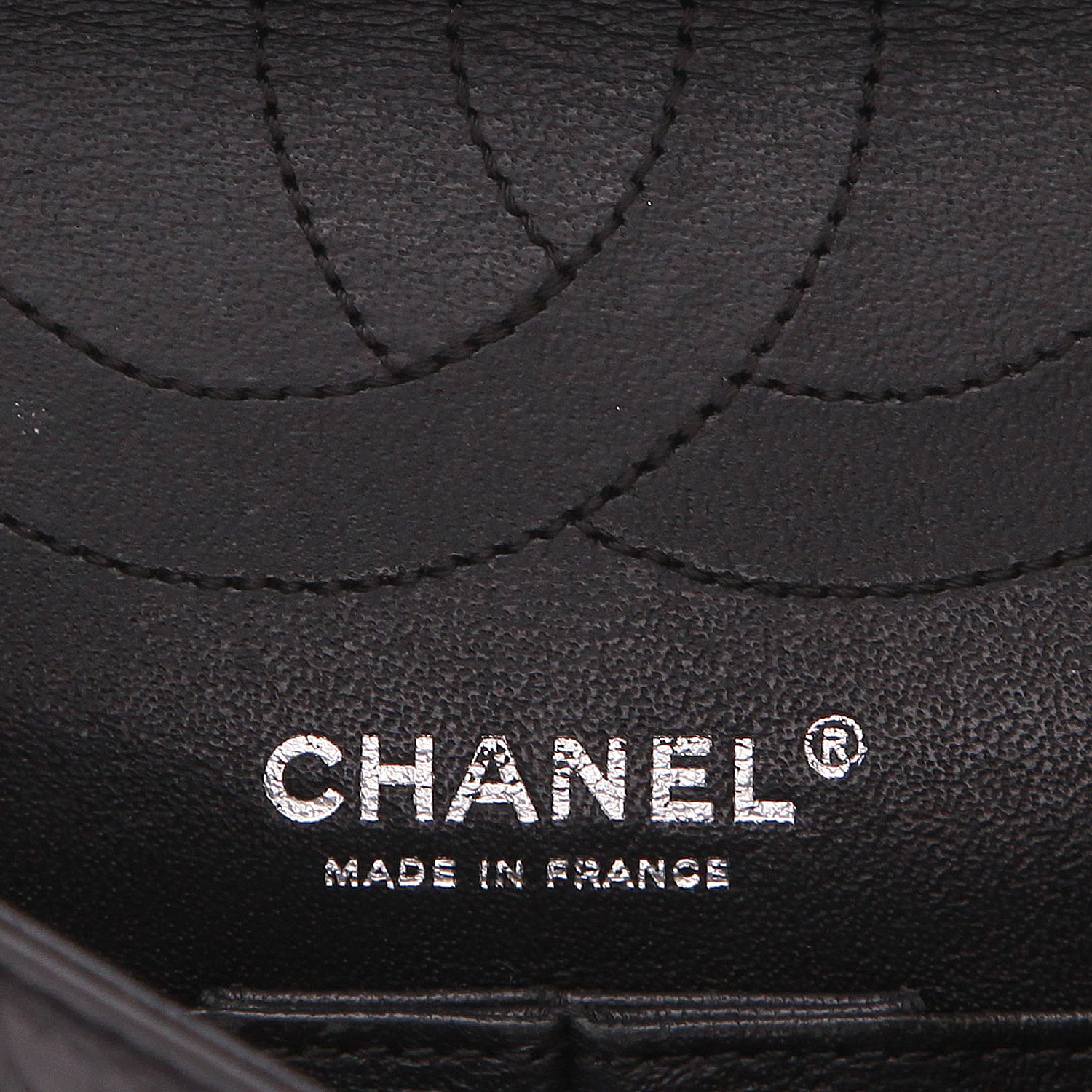 Bolso bandolera Chanel 2.55 en cuero acolchado negro - Detail D2