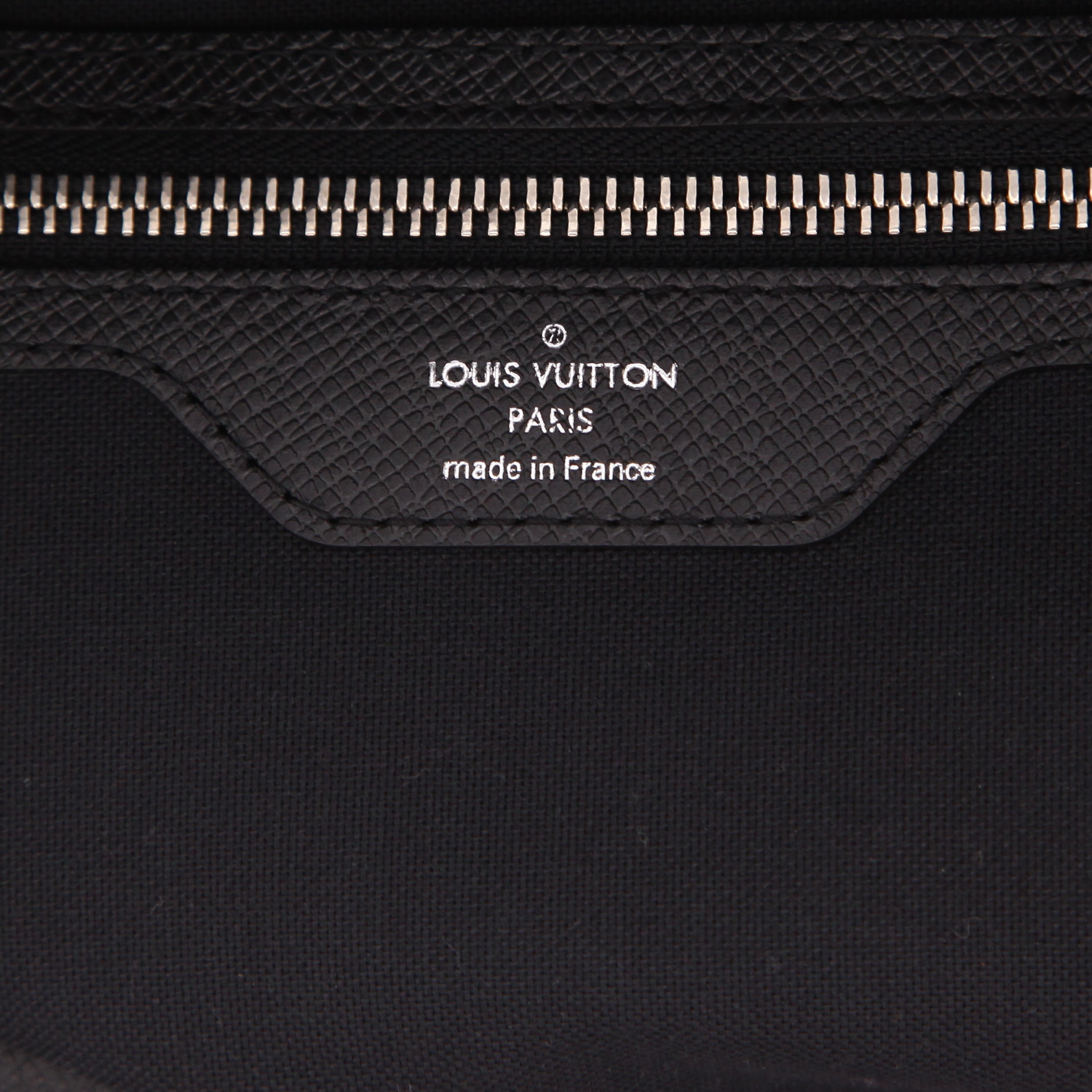 Louis Vuitton   travel bag  in black taiga leather - Detail D2