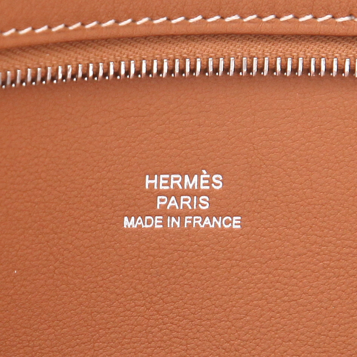 Bolsito de mano Hermès Backpocket 30 en cuero swift color oro - Detail D2