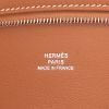Bolsito de mano Hermès  Backpocket 30 en cuero swift color oro - Detail D2 thumbnail