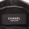 Bolso bandolera Chanel   en cuero acolchado negro - Detail D2 thumbnail