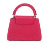 Bolso bandolera Louis Vuitton  Capucines Mini en avestruz rosa - Detail D4 thumbnail