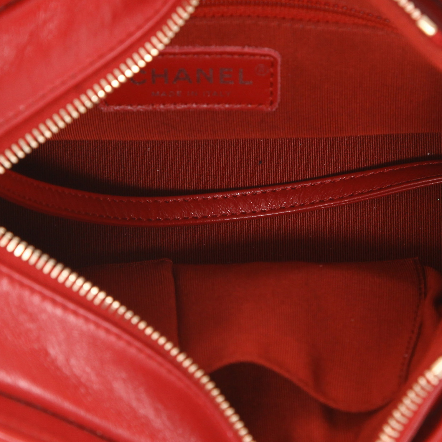 Bolso bandolera Chanel  Gabrielle  modelo pequeño  en cuero acolchado rojo - Detail D3