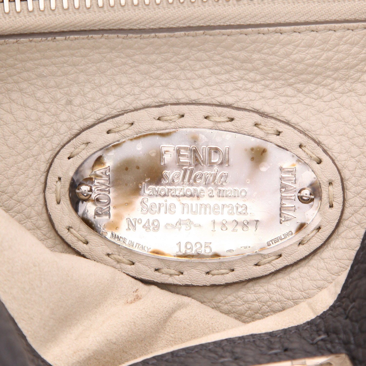 Fendi Peekaboo handbag in grey grained leather - Detail D2