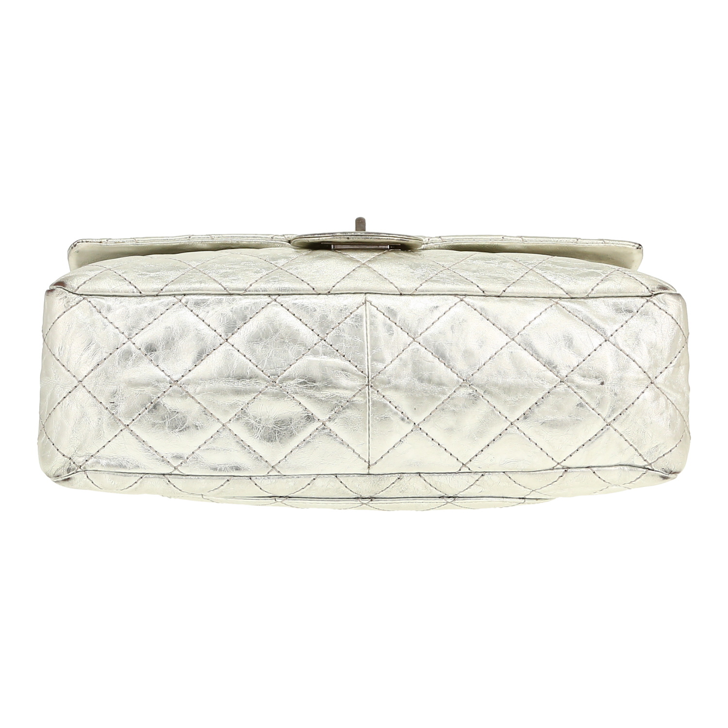 Sac bandoulière Chanel 2.55 en cuir matelassé argenté - Detail D1