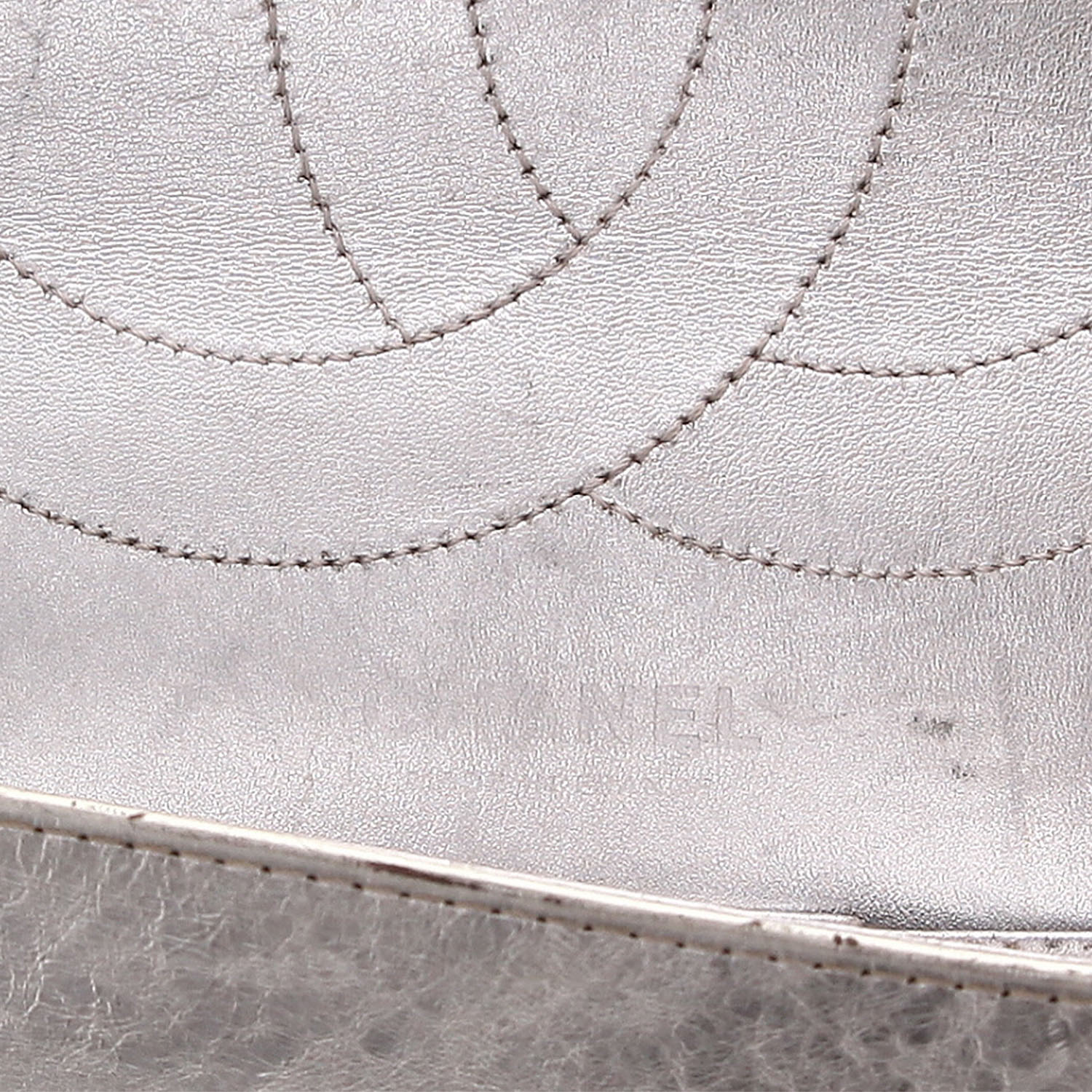 Sac bandoulière Chanel 2.55 en cuir matelassé argenté - Detail D2