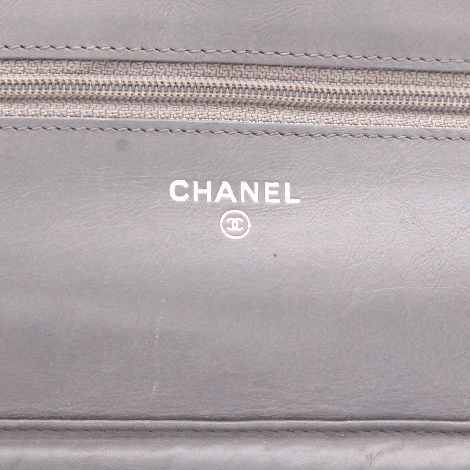 Bolso bandolera Chanel  Wallet on Chain en cuero acolchado gris - Detail D2