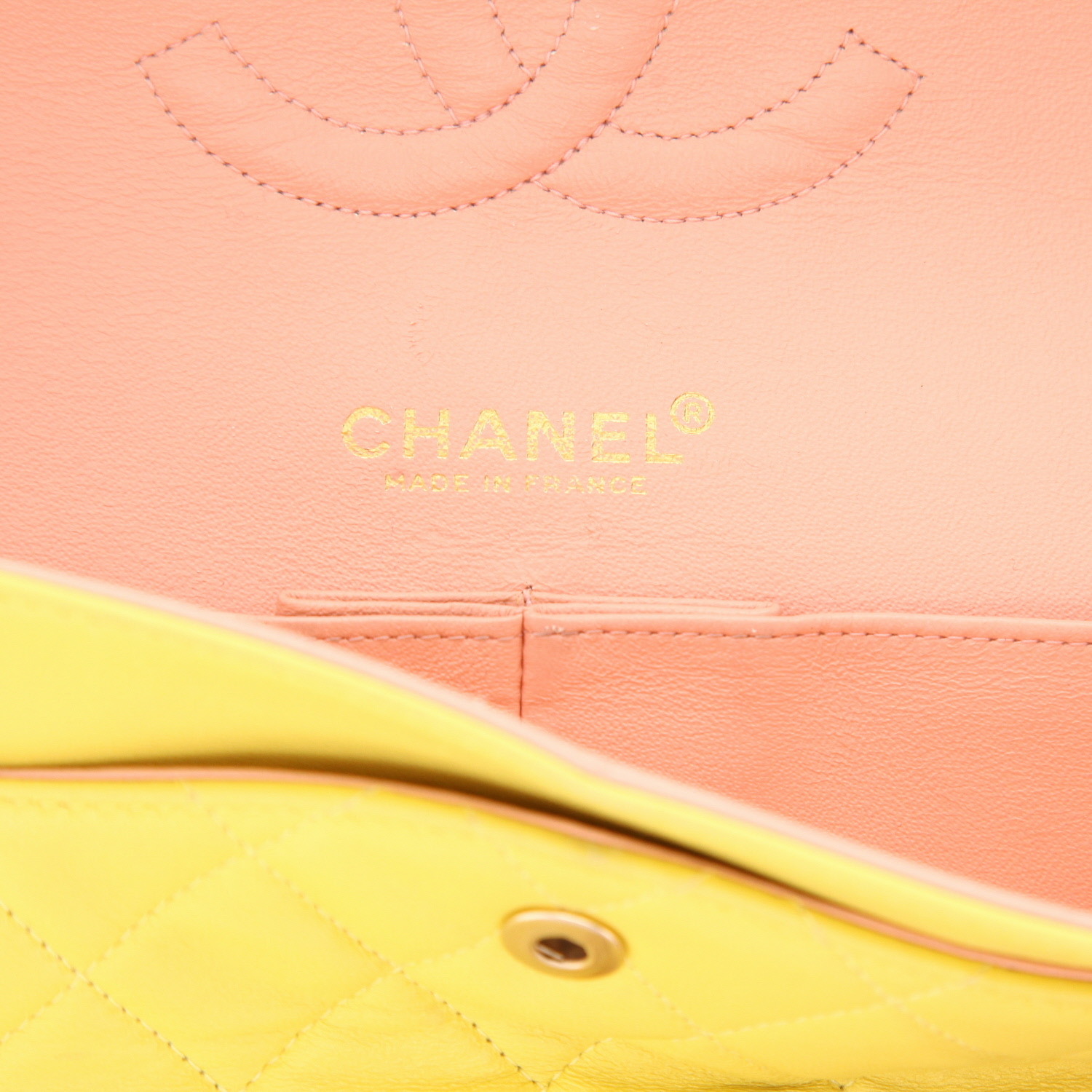 Bolso de mano Chanel  Timeless Classic en cuero acolchado amarillo - Detail D2