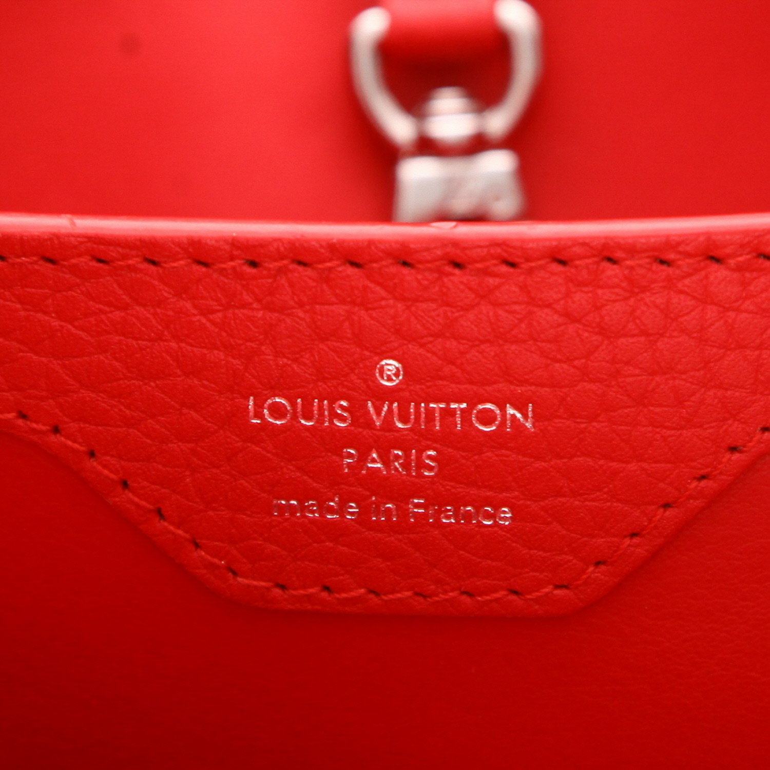 Bolso de mano Louis Vuitton  Capucines BB en cuero taurillon clémence rojo - Detail D2