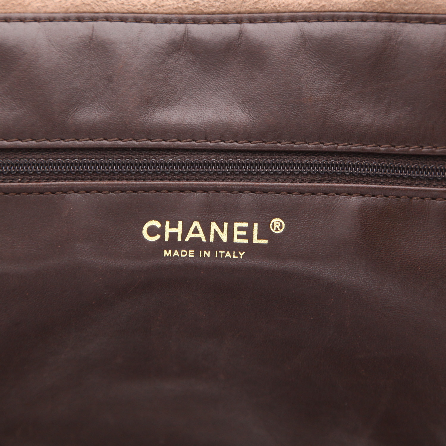 Chanel handbag in brown skin-out fur and brown leather - Detail D2