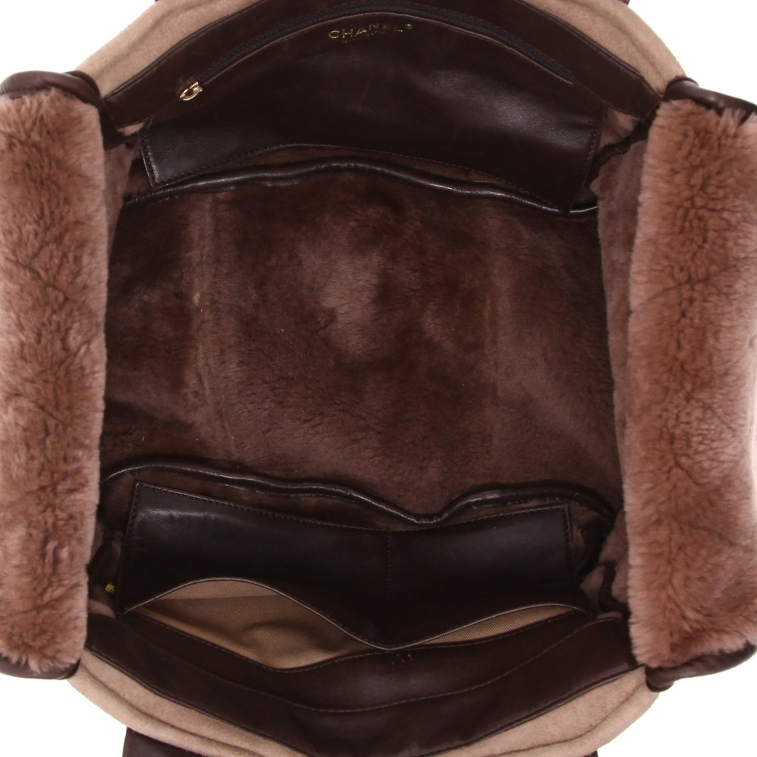 Chanel handbag in brown skin-out fur and brown leather - Detail D3