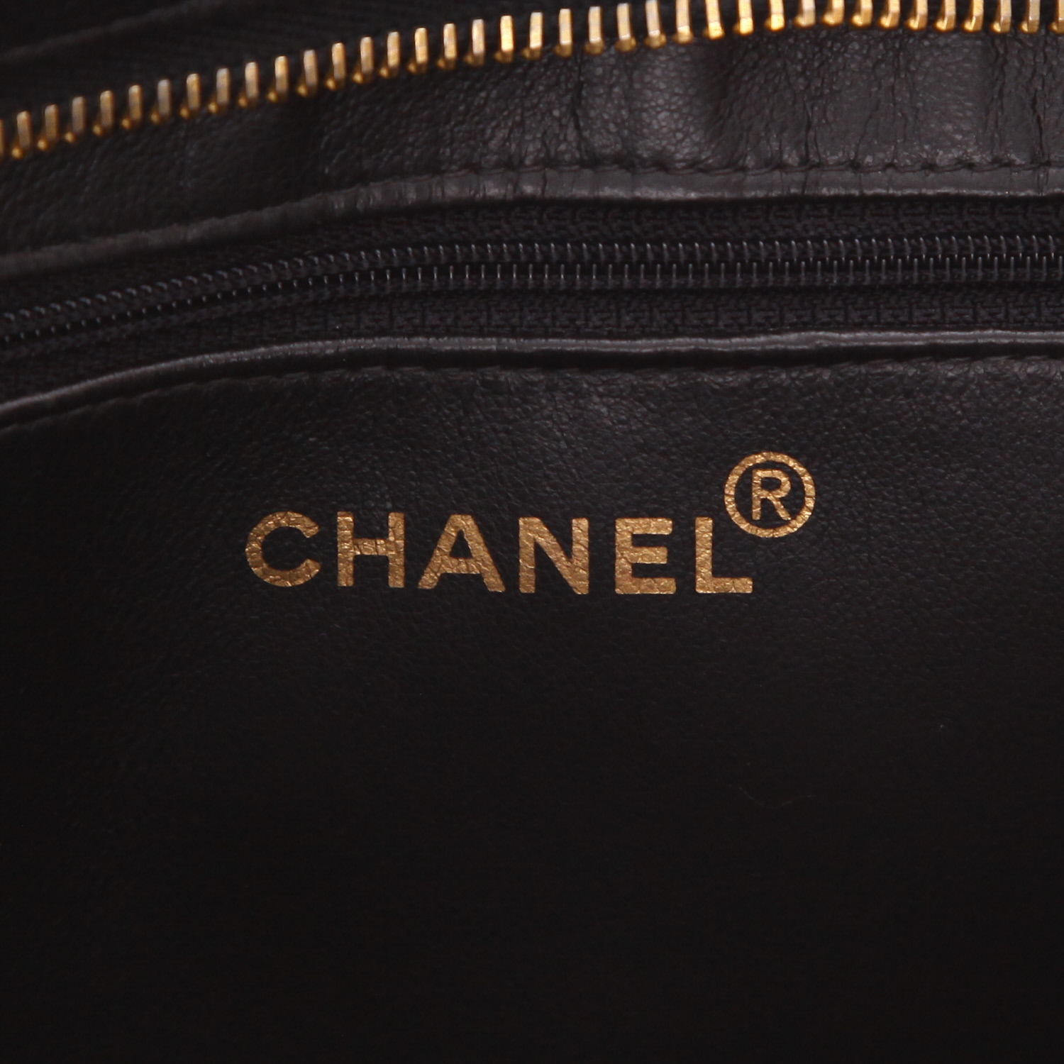 Sac à main Chanel  Medaillon en cuir grainé matelassé noir - Detail D2