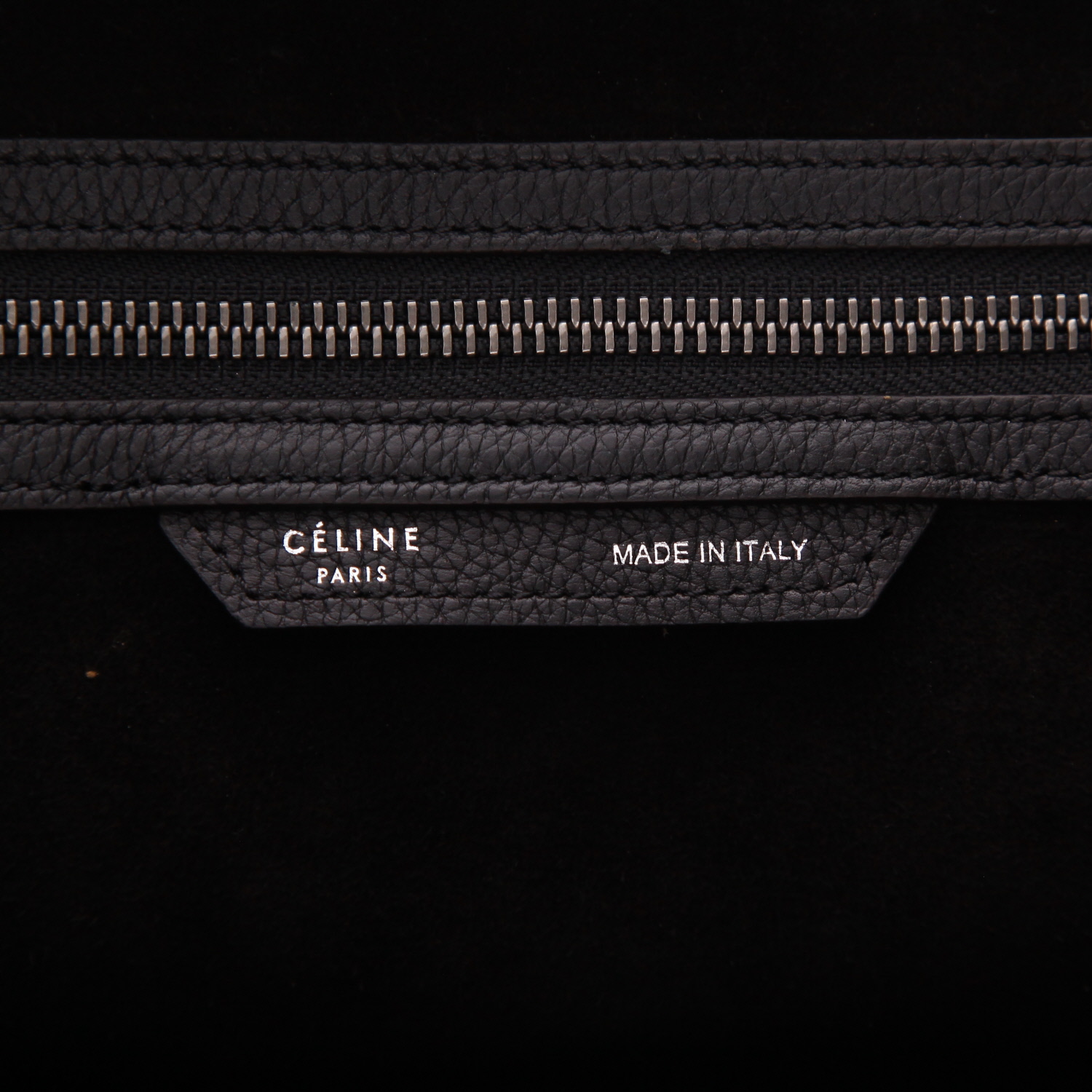 Bolso de mano Celine  Luggage mini  en cuero granulado negro - Detail D2