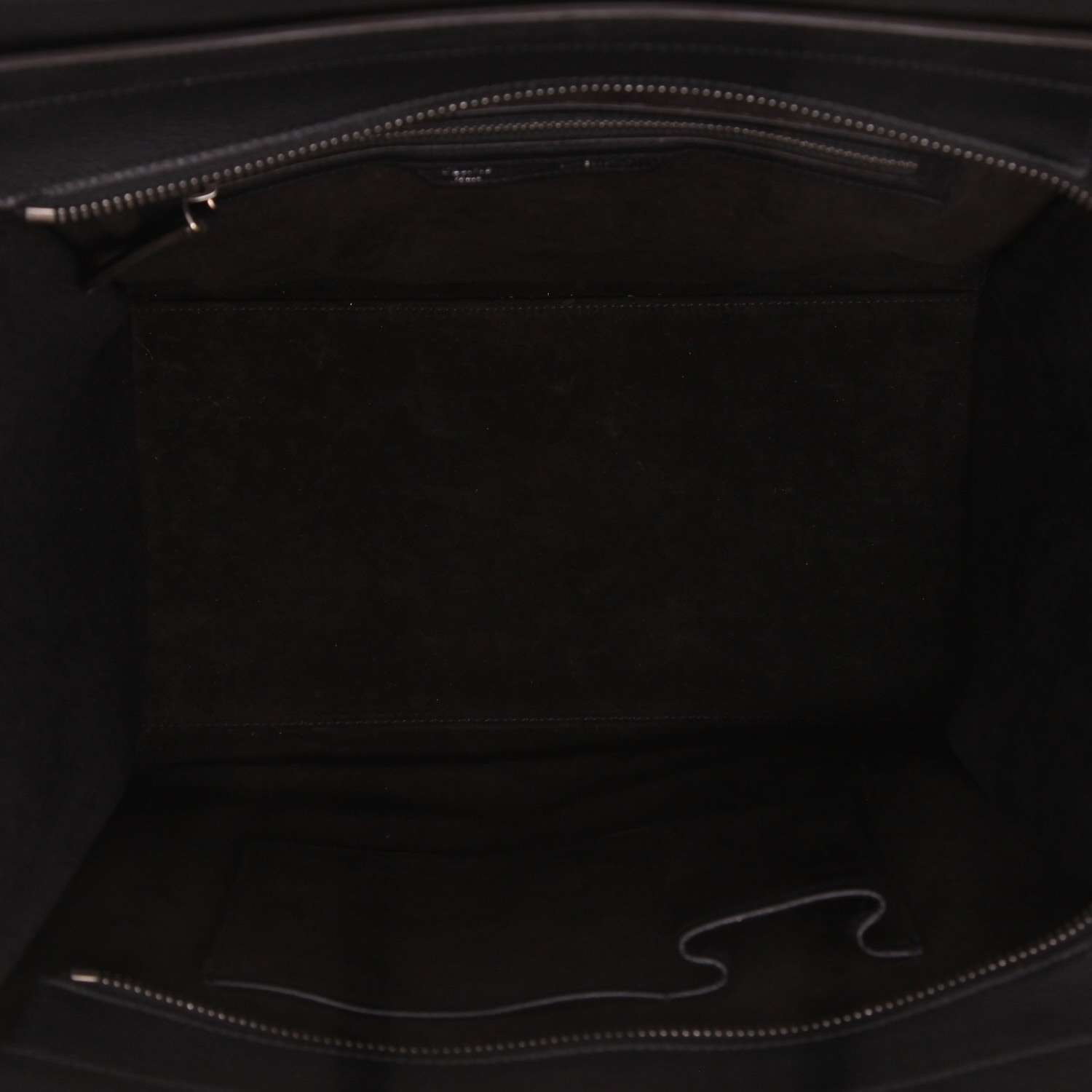 Bolso de mano Celine  Luggage mini  en cuero granulado negro - Detail D3