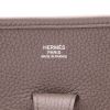 Bolso bandolera Hermès  Evelyne III en cuero togo gris - Detail D2 thumbnail