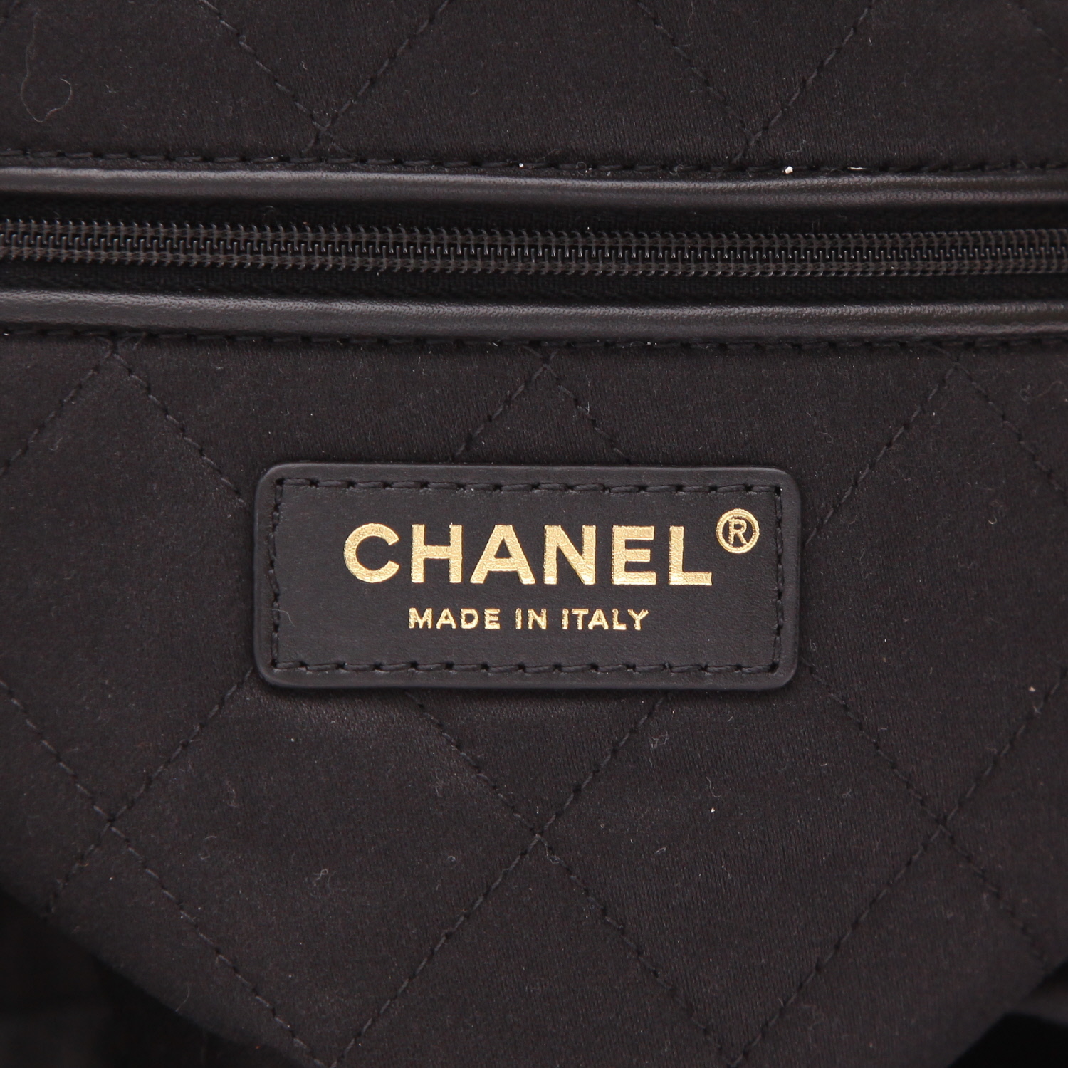 Bolso de mano Chanel  22 modelo pequeño  en cuero negro - Detail D2