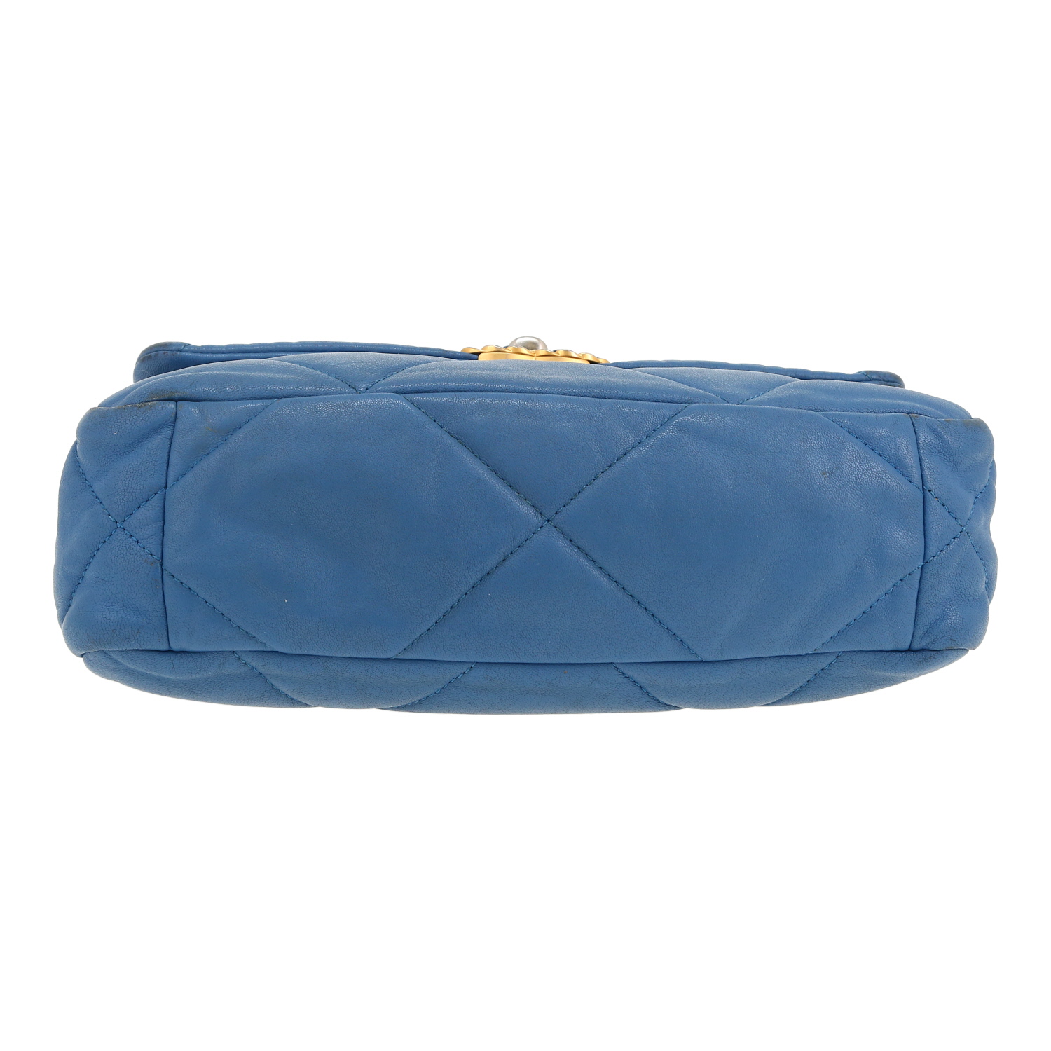 Sac bandoulière Chanel  19 en cuir matelassé bleu - Detail D1