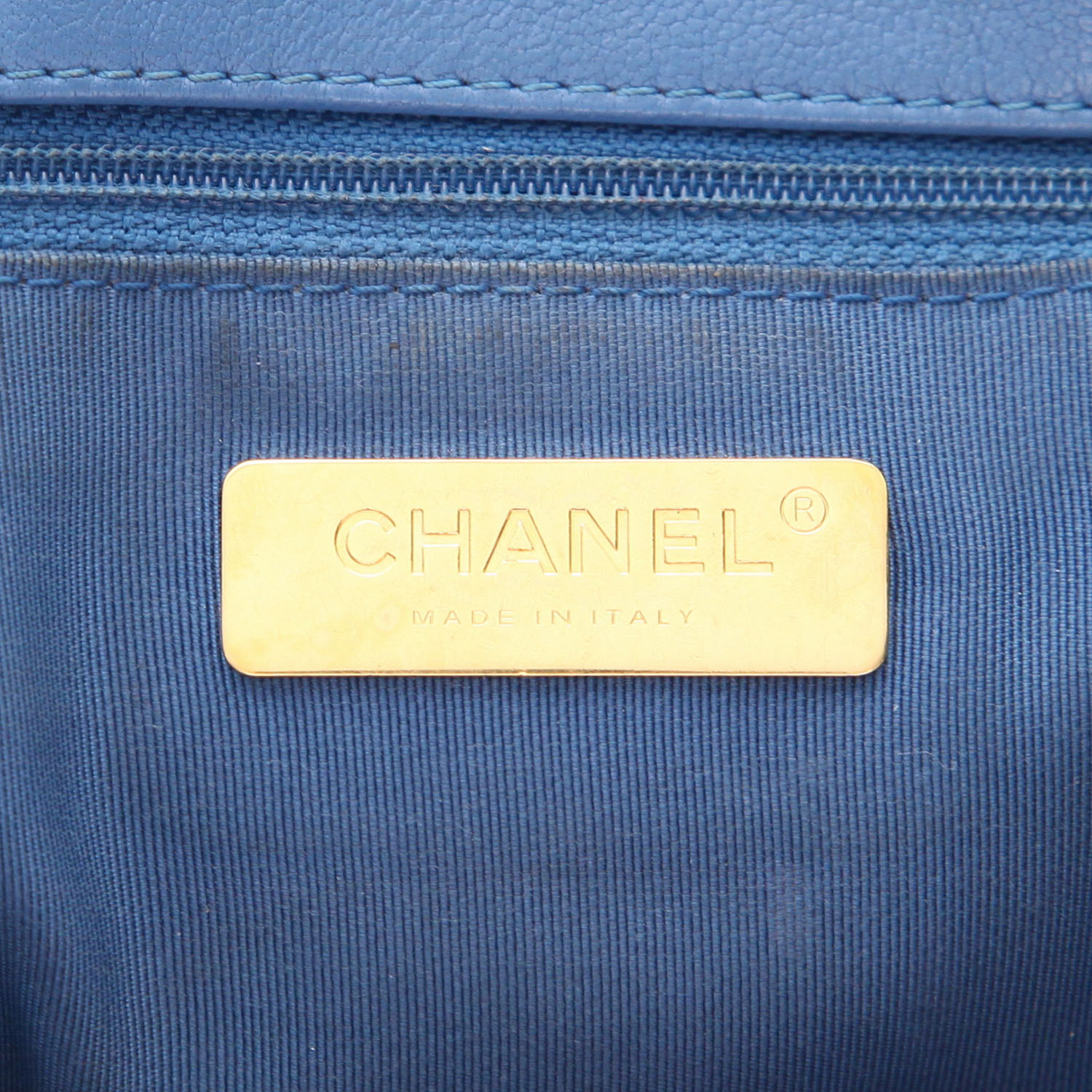 Sac bandoulière Chanel  19 en cuir matelassé bleu - Detail D2