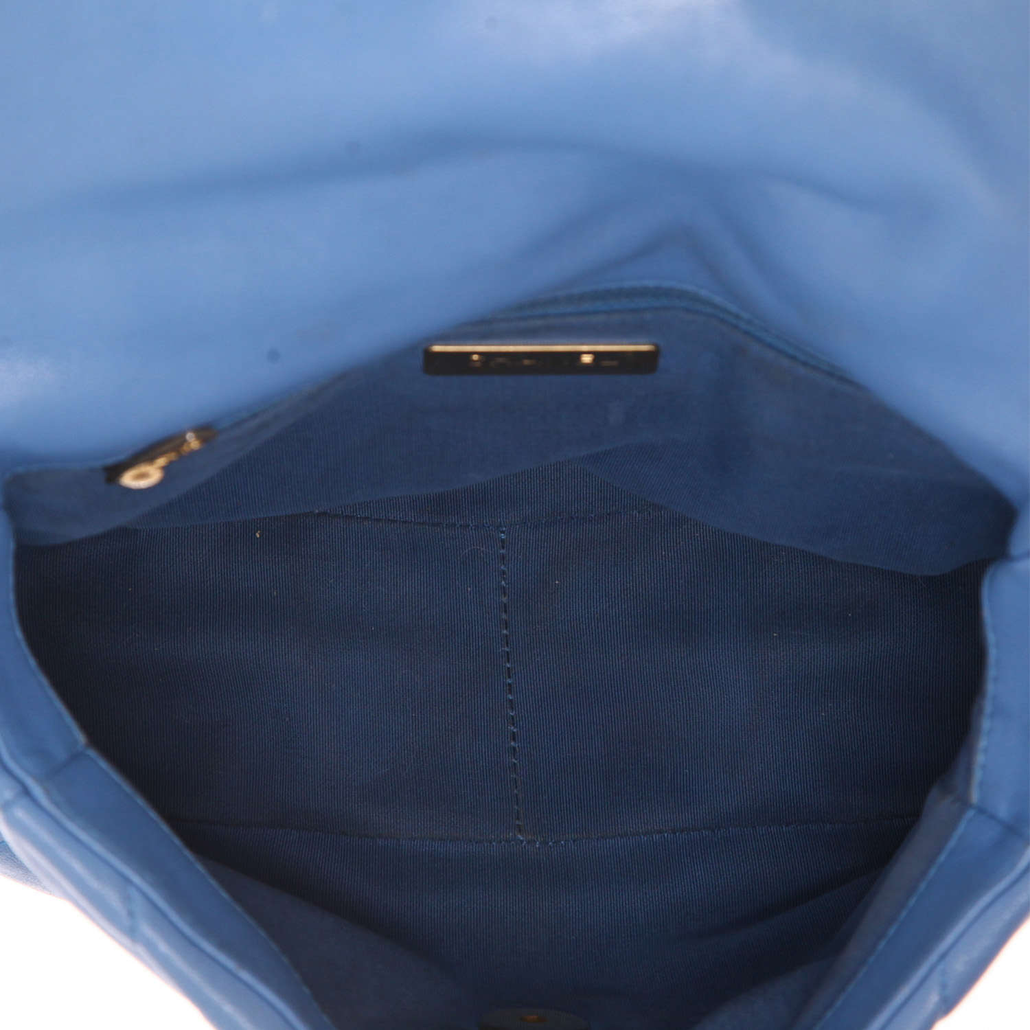 Sac bandoulière Chanel  19 en cuir matelassé bleu - Detail D3