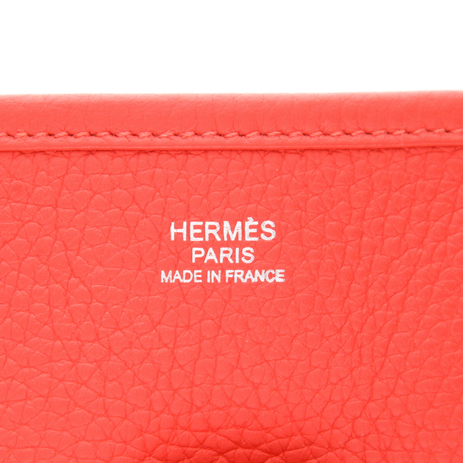 Sac bandoulière Hermès  Evelyne III en cuir togo rouge - Detail D2