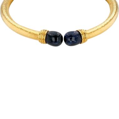 Collier rigide ouvrant Lalaounis Neolithic Bullet en or jaune et sodalite