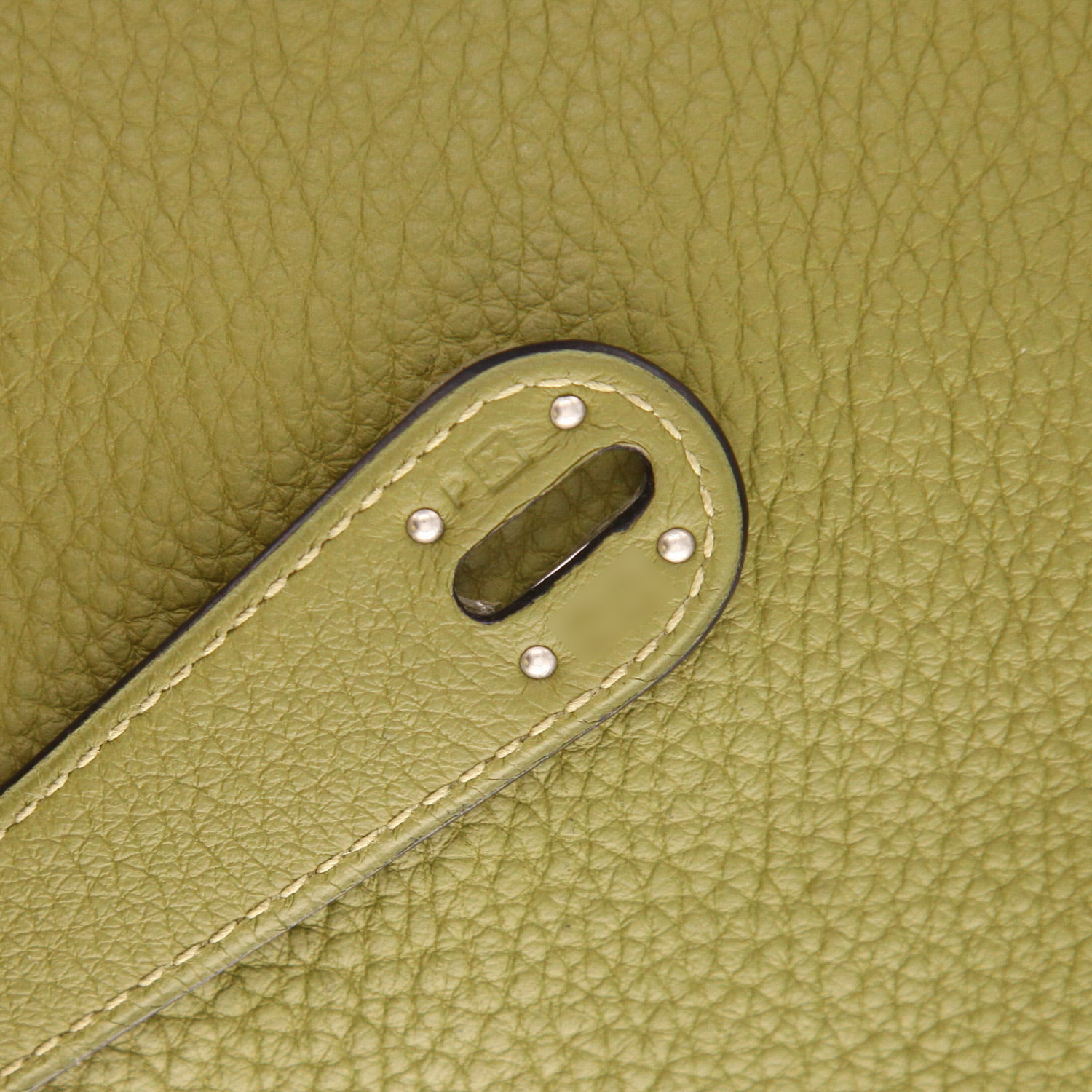 Hermès Lindy 34 cm shoulder bag in green Chartreuse togo leather - Detail D4