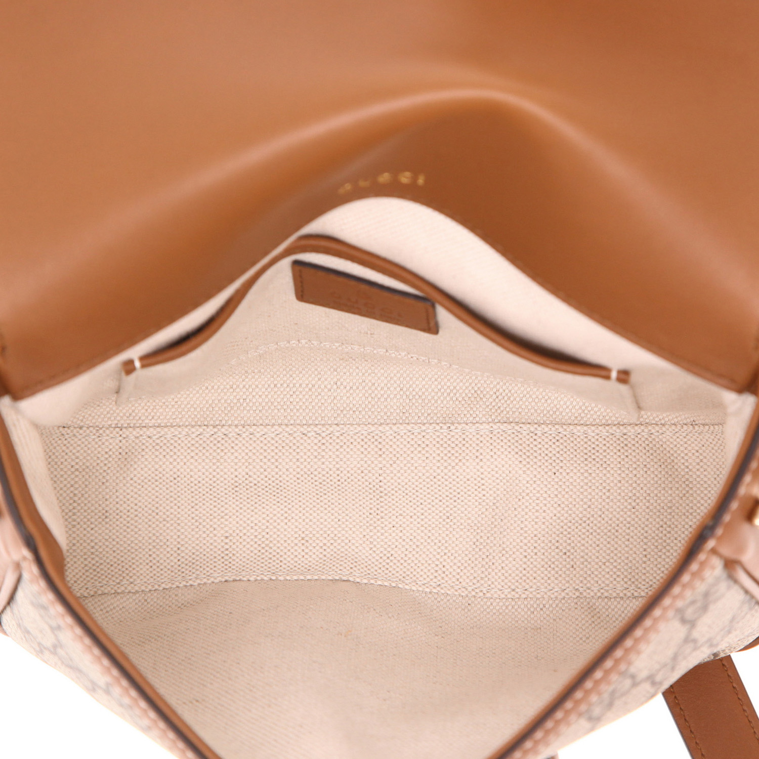 Bolso bandolera Gucci  1955 Horsebit modelo pequeño  en lona Monogram beige y cuero marrón - Detail D3