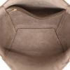 Bolso de mano Celine  Sac Sangle en cuero granulado color topo - Detail D3 thumbnail