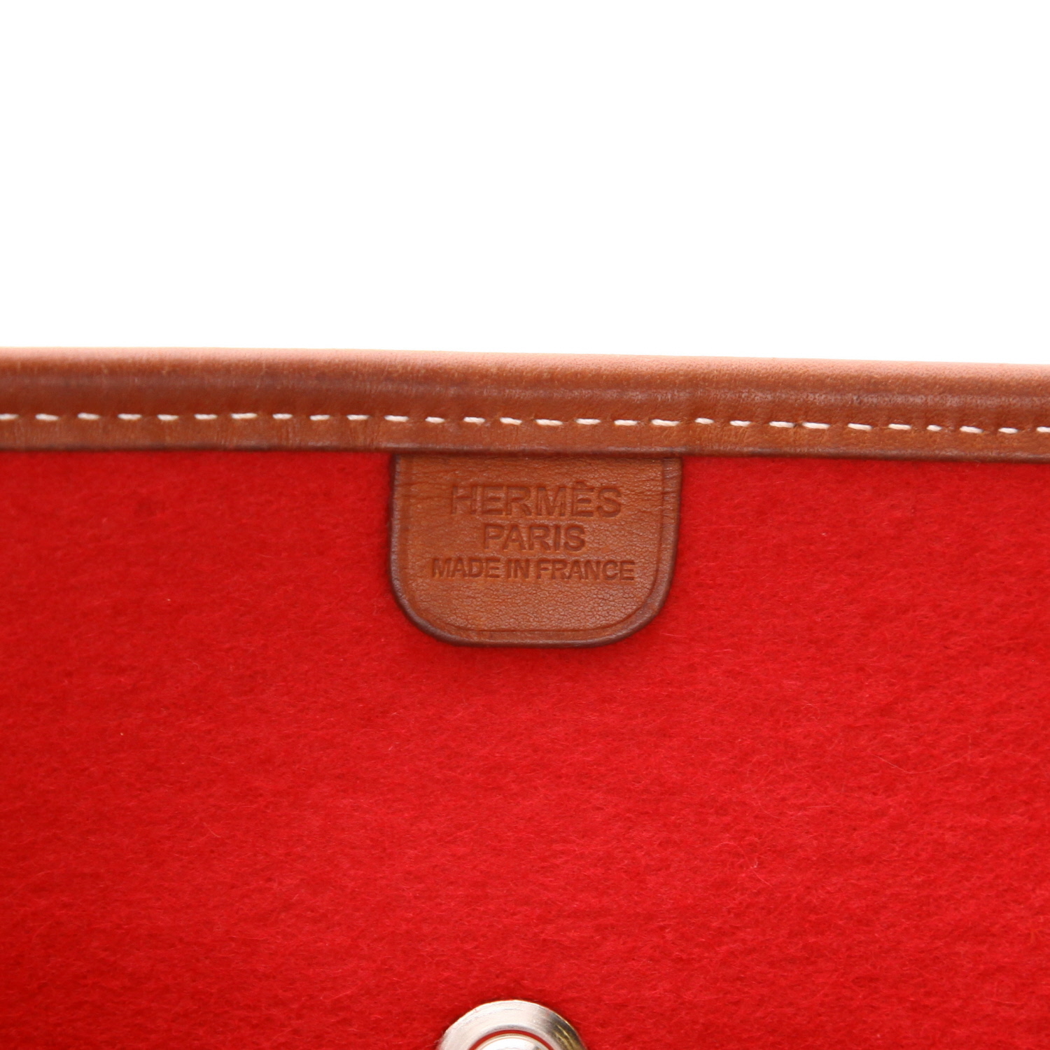 Bolso bandolera Hermès Evelyne en fieltro rojo y cuero Barenia color oro - Detail D2