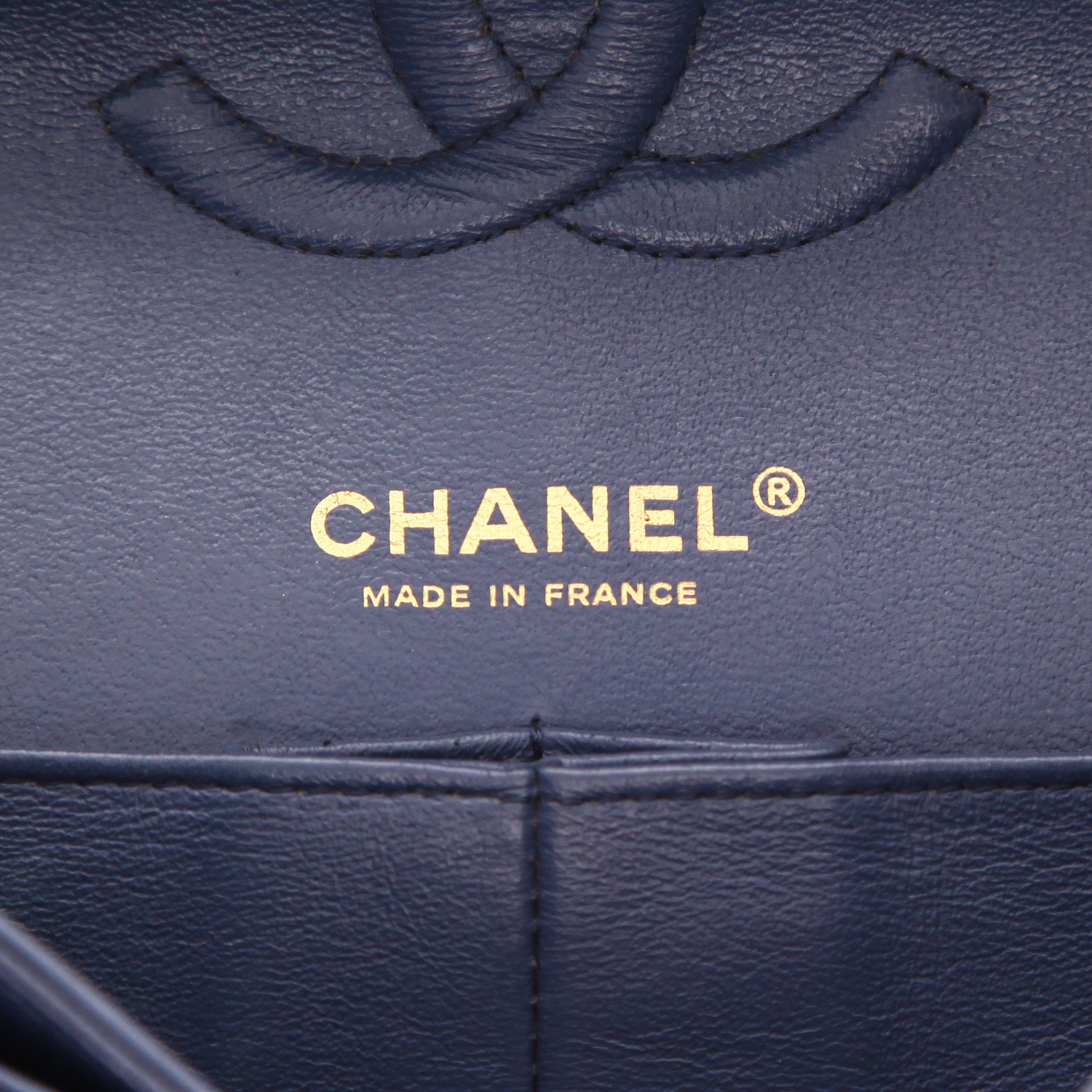 Chanel  Timeless Classic handbag  in navy blue quilted grained leather - Detail D2