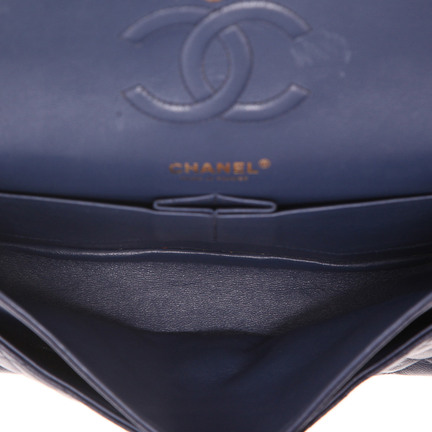 Chanel  Timeless Classic handbag  in navy blue quilted grained leather - Detail D3