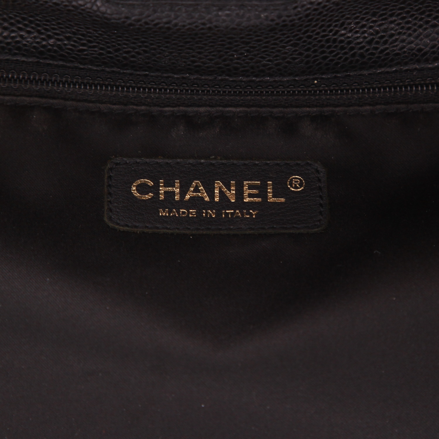 Sac à main Chanel  Shopping GST en cuir grainé matelassé noir - Detail D2