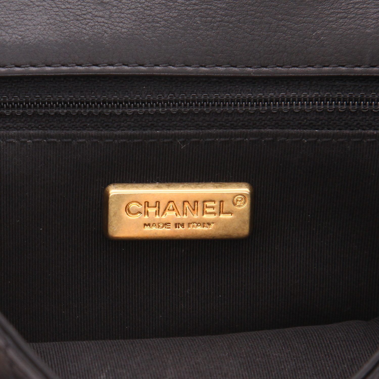 Bolso de mano Chanel  Mini Timeless en cuero acolchado con motivos de espigas negro - Detail D2